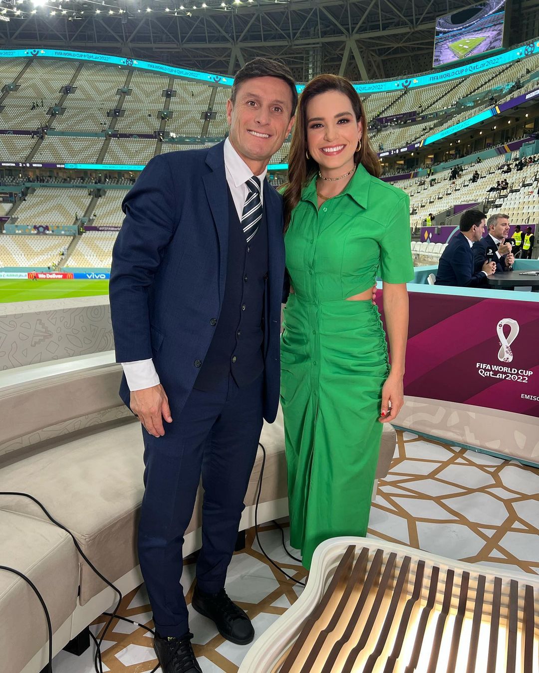 Tania Rincón derrocha elegancia con vestido verde en apoyo a la Selección Mexicana desde Qatar