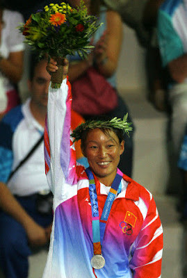 Atenas 2004 - Yin Jian, medalla de plata en la clase mistral de vela