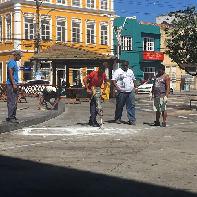 Estão esculhambando a praça ou será nova obra de requalificação?