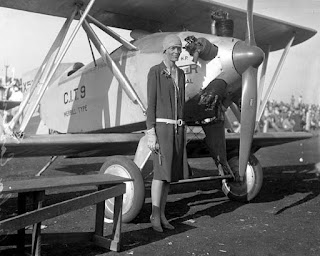 Amelia Earhart al lado de un avión en 1928