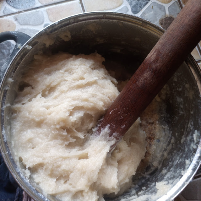 How to cook Nkumnkum (Dry cassava fufu) | Cameroonian Recipe