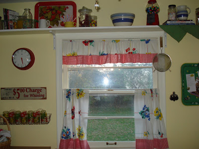 Retro Kitchen Tables on Ragtop Originals  Kitchen Curtains From Vintage Table Cloth