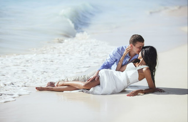 couple beach photoshoot ideas