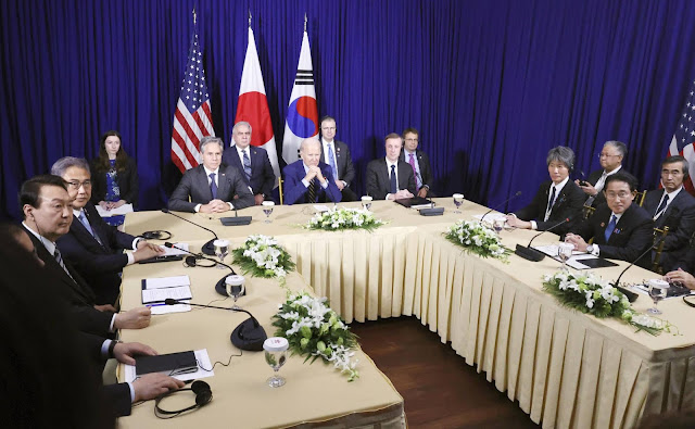 Tổng thống Hoa Kỳ Joe Biden, Tổng thống Hàn Quốc Yoon Suk-yeol (ngoài cùng bên trái) và Thủ tướng Fumio Kishida gặp nhau để đàm phán ba bên tại Phnom Penh vào ngày 13 tháng 11.