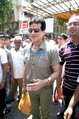 Mahesh Manjrekar seeks blessing at Siddhivinayak for his film City of Gold pics