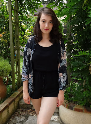 1 Pièce, 2 Looks : La combi-short noire version décontractée