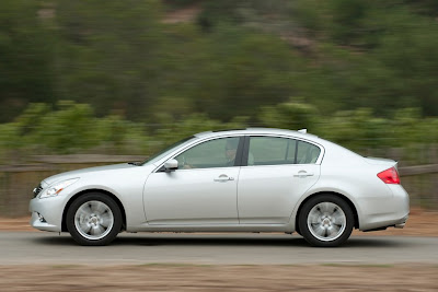 2011 Infiniti G25 Sedan Side Action View