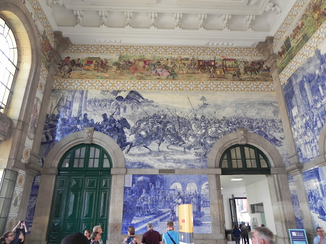 Desenho em azulejo da Estação São Bento - Porto - Portugal