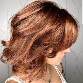Modne fryzury damskie na jesień - włosy półdługie