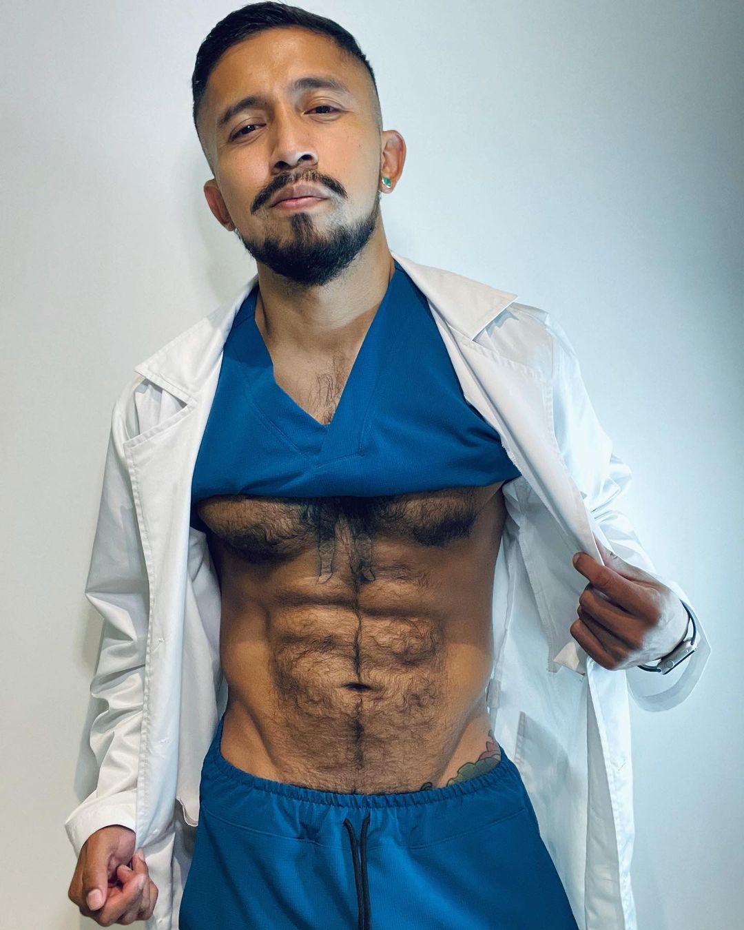 el abdomen marcado y peludo del doctor