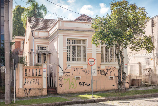 Uma casa rosa na Júlia da Costa