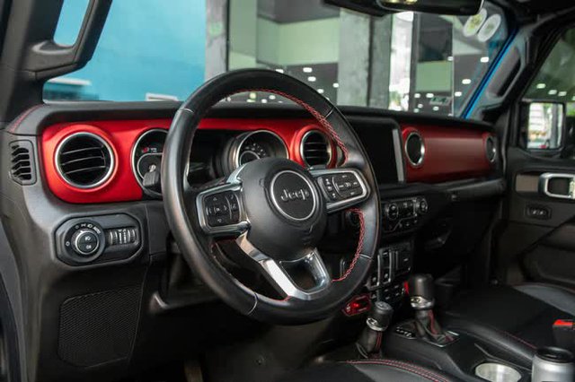 Tậu thêm Jeep mới chỉ khác màu, ông Đặng Lê Nguyên Vũ nói siêu xe chỉ để đi cho <a href=