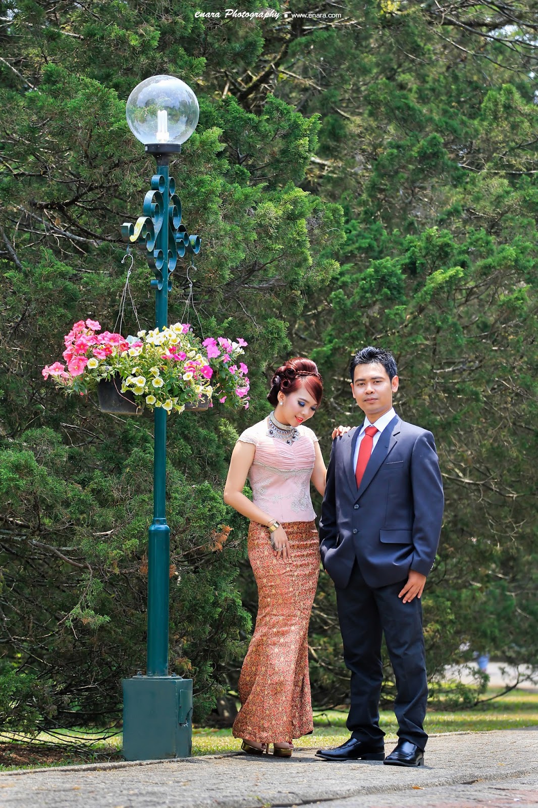 eris munandar saputra Prewedding  taman  bunga  nusantara 