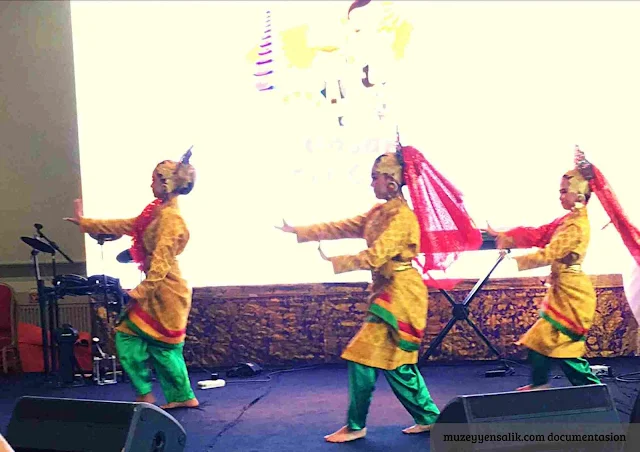 pertunjukkan tari tradisional di Pasar Senggol