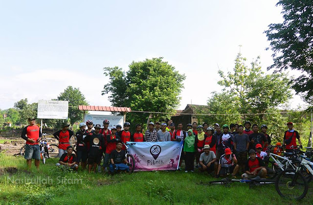 Foto bareng di depan reruntuhan candi Kedulan