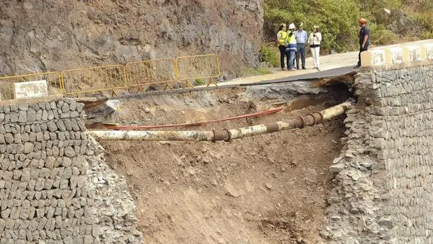 El Ejercito podría tender un puente móvil sobre el socavón de la carretera de Teno, TF-444