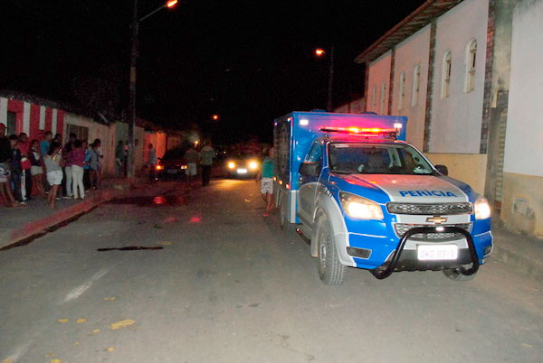 O namorado da menina conseguiu se desviar dos disparos correndo para dentro de casa (Foto: Blog do Anderson)