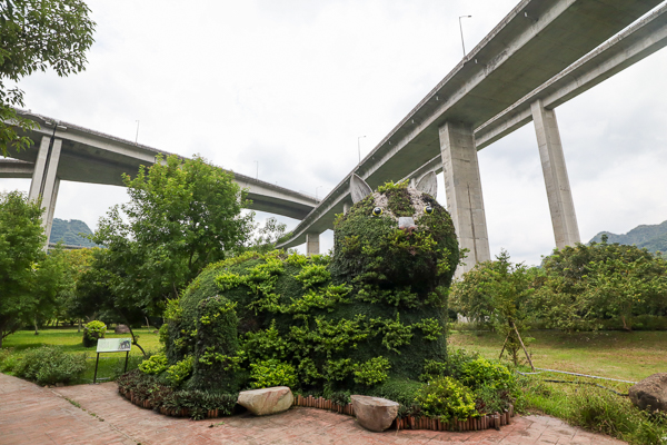 南投國姓交流道橋聳雲天綠雕園區散步欣賞雄偉建築，公路十大美景