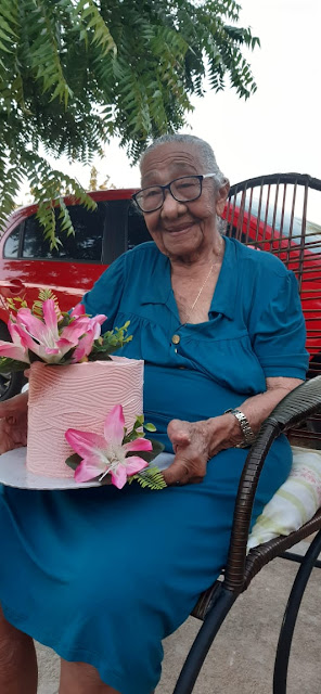 Os parabéns de hoje vão para dona Lilô que completa 100 anos com muita alegria e vitalidade