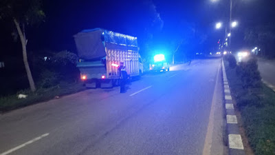 Cegah Kecelakaan, Satlantas Polres Aceh Tamiang Berikan Teguran Kepada Para Supir Truck Yang Parkir di Badan Jalan 