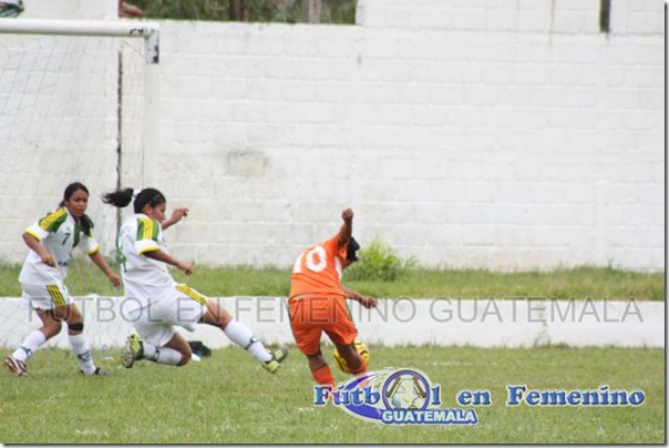 disparo de tipol al cierre de la defensa del local para el 2do. gol