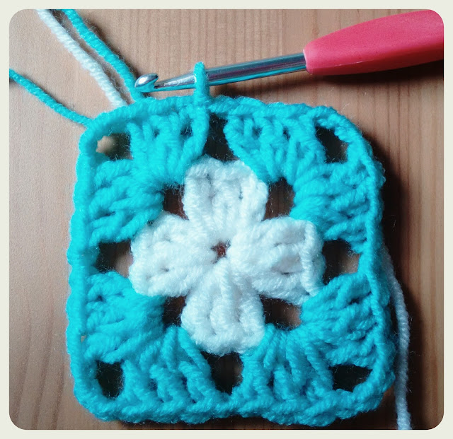 Τετραγωνάκι της γιαγιάς / granny square alleycraft