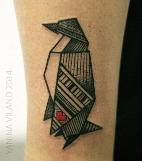 fotografia del tatuaje de una figura origami