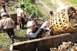 Selain Sampah Rumah Tangga, Dalam Parit Terdapat Kasur hingga Pohon