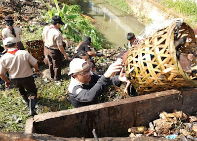 Selain Sampah Rumah Tangga, Dalam Parit Terdapat Kasur hingga Pohon