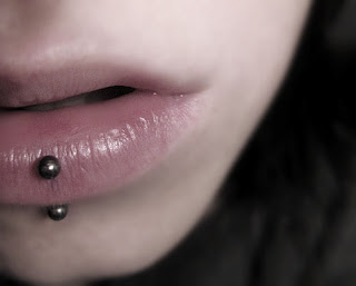 Piercing no labio na mulher sexy