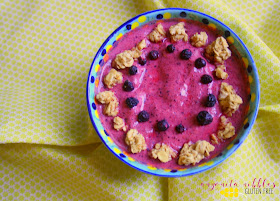 What's not to love about a gluten free smoothie bowl for a healthy breakfast? From Anyonita-nibbles.co.uk