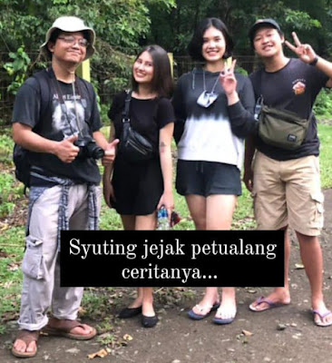 Kiri-kanan: Saya, Yolita, Levina, dan Iqbal. Berswafoto di depan Cagar Alam Pangandaran