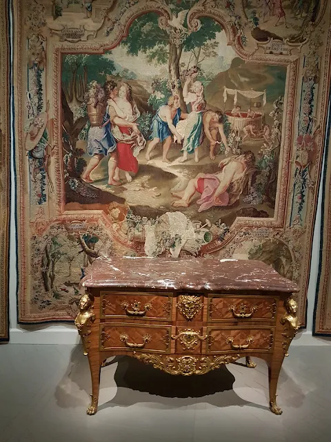 Commode signée Cressent dans la pièce consacrée au mobilier Régence