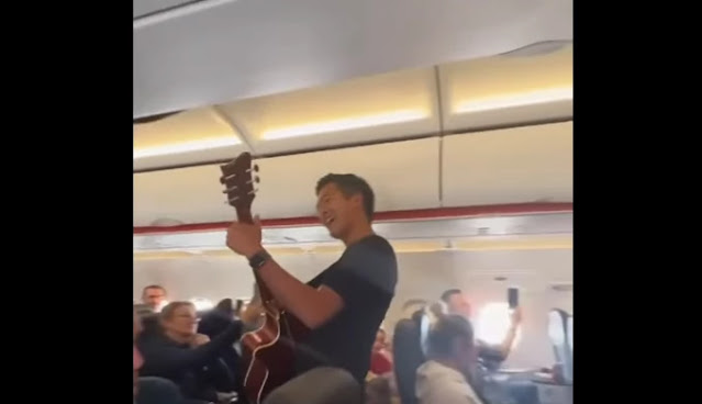 Pastor canta dentro de avião, e vídeo viraliza