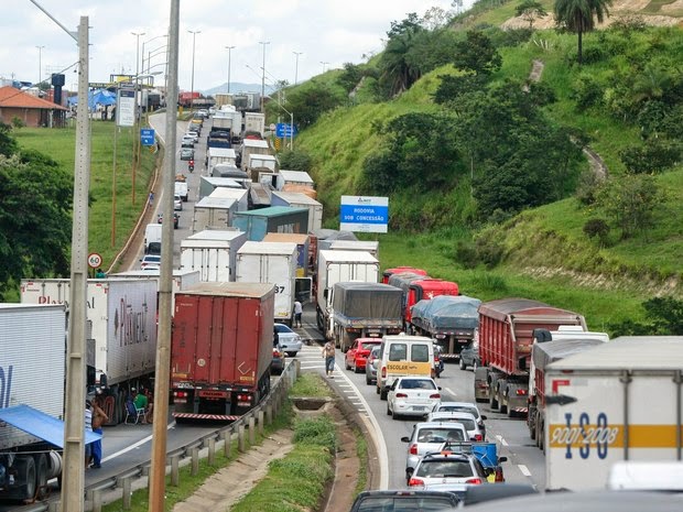 Protesto de caminhoneiros bloqueia estradas pelo país