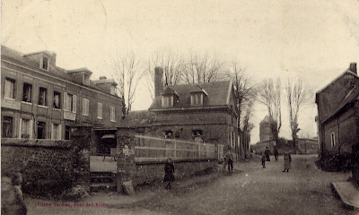 Rue des Moulins Pîtres - Carte postale de 1906 : la  boulangerie :s’appelle  HALLET (?) et le bureau de tabac MILLIARD