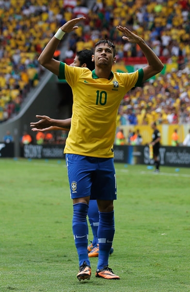 El futbolista brasileño (que es una mentira) Neymar después de anotar ante Japón, en la Copa Confederaciones Brasil 2013 | Ximinia