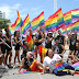 RECIFE (PE) -  PARADA DA DIVERSIDADE REÚNE MULTIDÃO NA ORLA DE BOA VIAGEM NO RECIFE.  DE ACORDO COM OS ORGANIZADORES DO MOVIMENTO, REALIZADO NESTE DOMINGO (17), EM BOA VIAGEM, CERCA DE 500 MIL PESSOAS. A 16ª PARADA DA DIVERSIDADE DO RECIFE DEVE REUNIR CERCA DE 500 MIL PESSOAS NESTE NESTE DOMINGO (17), NA ZONA SUL DA CAPITAL. OS NÚMEROS FORAM DIVULGADOS PELO FÓRUM LGBT DE PERNAMBUCO, UM DOS ORGANIZADORES DA MARCHA.  NO TOTAL, 12 TRIOS ELÉTRICOS DESFILAM EM TRAJETO QUE COMEÇOU, ÀS 12H40, NA AVENIDA BOA VIAGEM E VAI ATÉ A ESQUINA COM A RUA PADRE BERNARDINO PESSOA. A POLÍCIA MILITAR NÃO DIVULGOU NÚMEROS DE PESSOAS NO EVENTO.   MESMO COM O TEMPO CHUVOSO, AO SOM DE ARTISTAS E ATIVISTAS PELA CAUSA LGBT, OS PARTICIPANTES COMEÇARAM A SE REUNIR PARA A MARCHA POR VOLTA DAS 9H. O TEMA DESTE ANO É 'NENHUM DIREITO A MENOS'. A CONCENTRAÇÃO OCORREU NO PARQUE DONA LINDU, COM SHOWS E APRESENTAÇÃO DE DANÇA E DUBLAGEM FEITAS POR ARTISTAS E LOCAIS