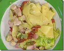 Fazzoletti con pesto al finocchietto, spada e pomodori secchi
