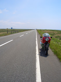 電柱もガードレールもない道、そこはサロベツ原野