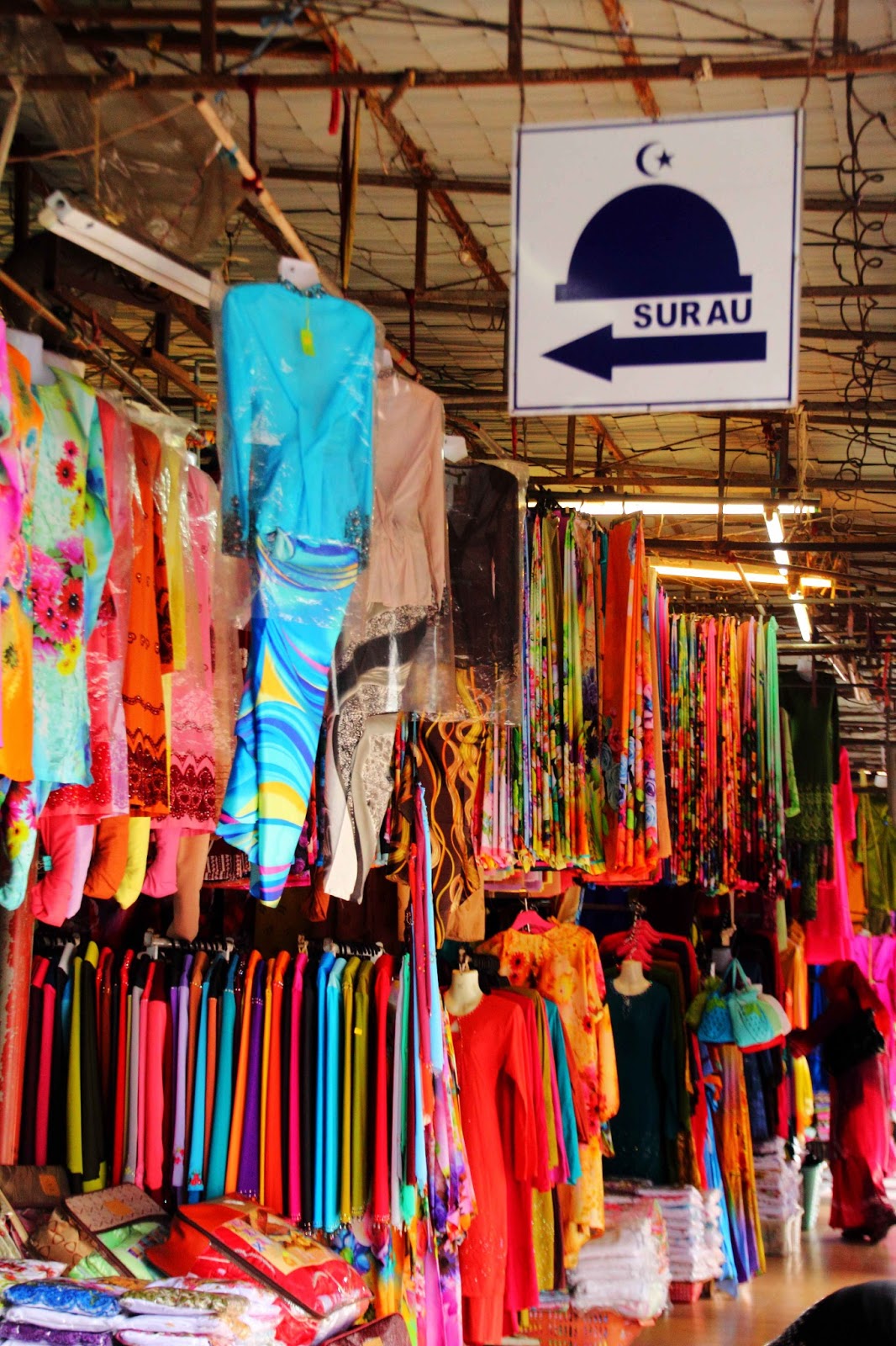 Mari melawat Johor Deretan kedai  kain  di bandar Kota Tinggi