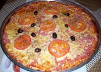 Bela pizza de liquidificador montada