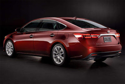 2013-Toyota-Avalon-Rear_Side_Angle