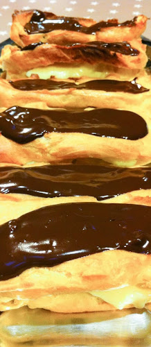 Éclairs à la vanille à la crème et au chocolat