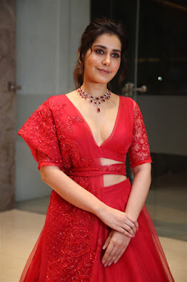 Raashi Khanna Hot Cleavage Stills