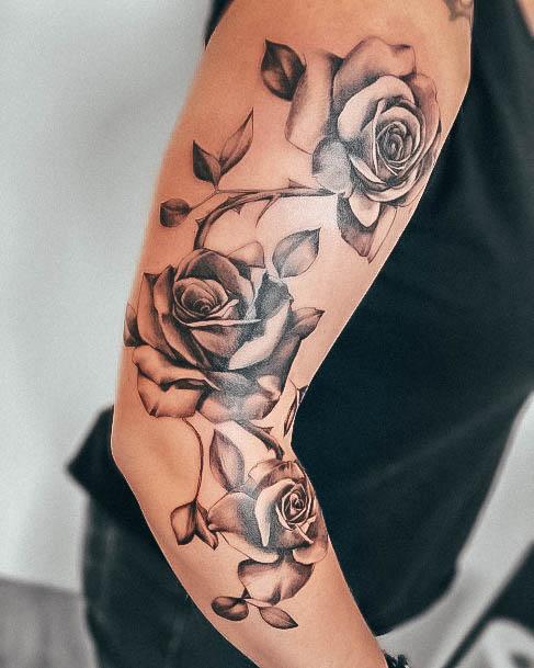 40 mangas de tatuagens de rosas que vão inspirar vocês