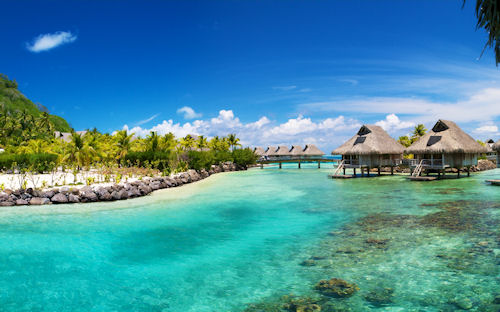 Hotel Bora Bora Hilton a las orillas de la playa con aguas de color turquesa