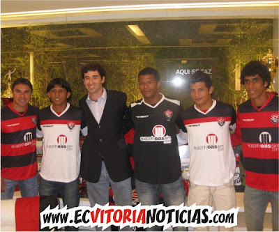 André brito (Penalty) e jogadores do Vitória