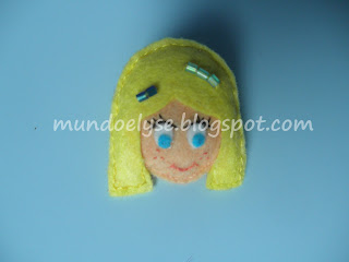 Broche de fieltro personalizado con muñeca rubia