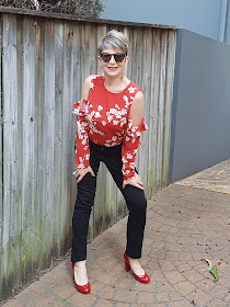 Cold shoulder floral top, black skinny jeans, red shoes